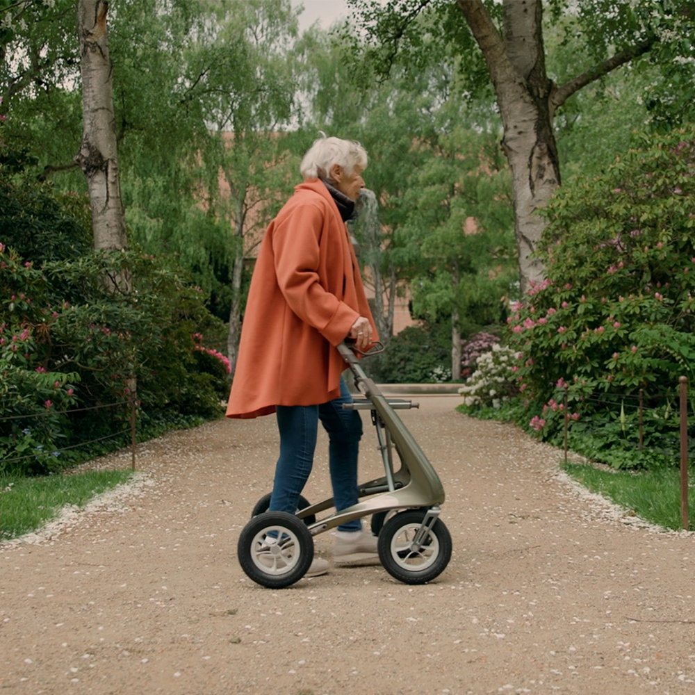 Person nutzt den Carbon Overland Rollator von byACRE auf einem Waldweg