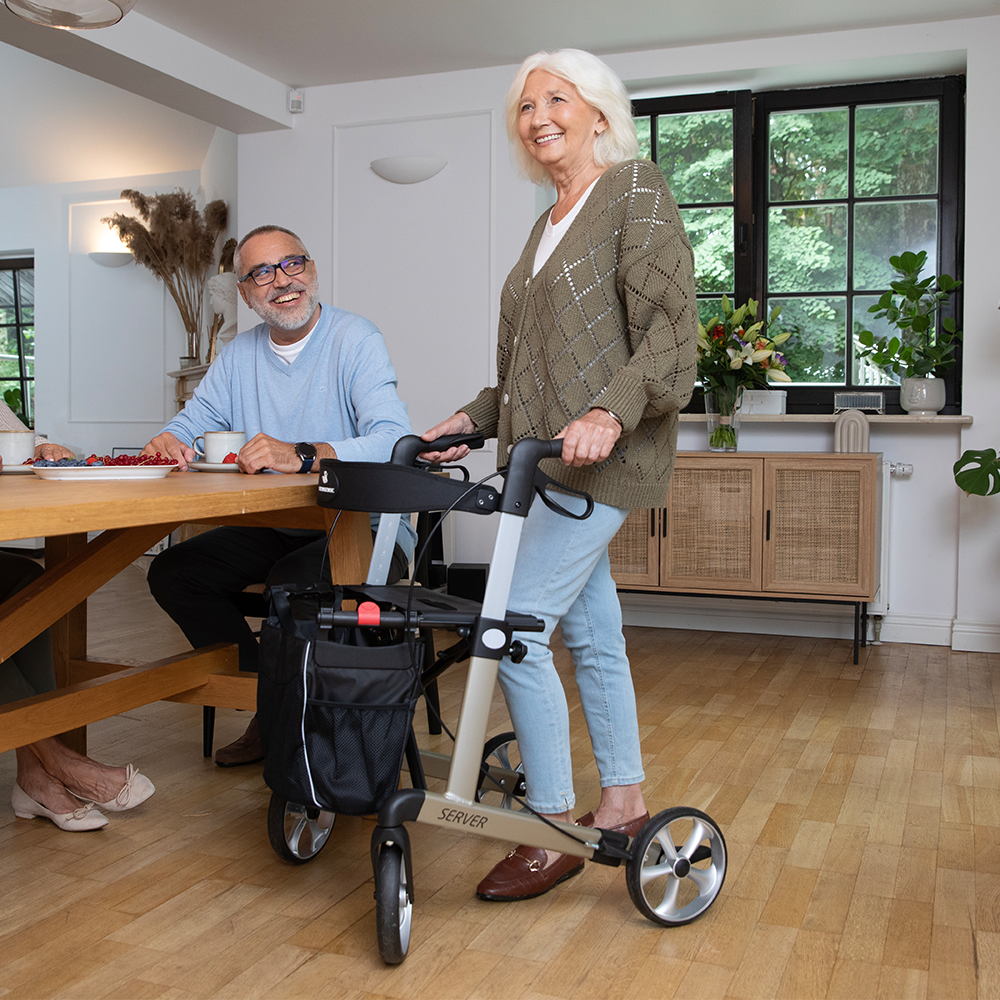 Person nutzt den Rehasense Rollmobil Server im Alltag beim Sitzen am Tisch