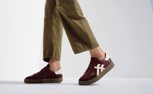 Model in Jeans mit FitFlop Schuhen aus der Herbst-Winter-Kollektion, seitlich Schuh-Detail und FitFlop Logo.