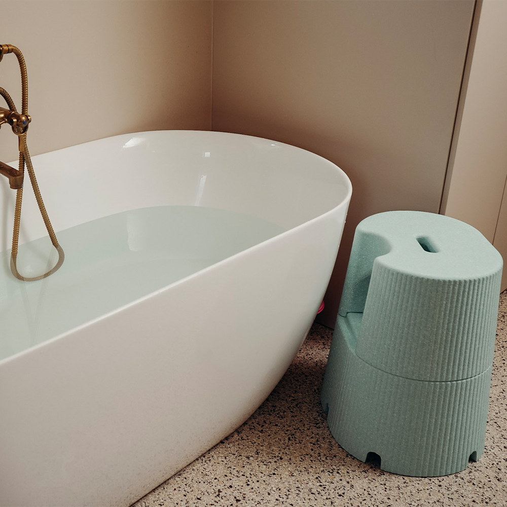 Hocker Dorica als Beistelltisch neben der Badewanne 
