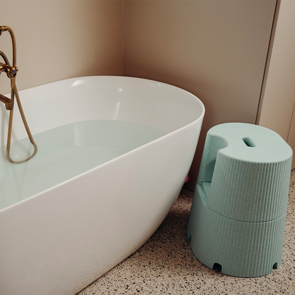 Hocker Dorica als Beistelltisch neben der Badewanne 