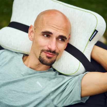 Person liegt im Freien auf dem Blackroll recovery Pillow