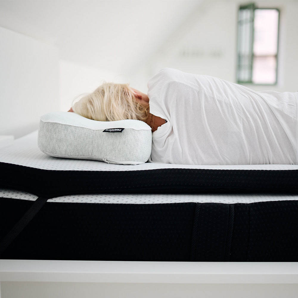 Person schläft auf Blackroll Recovery Pillow auf der Seite.