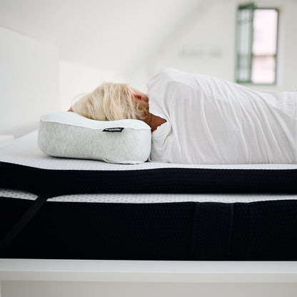 Person schläft auf Blackroll Recovery Pillow auf der Seite.