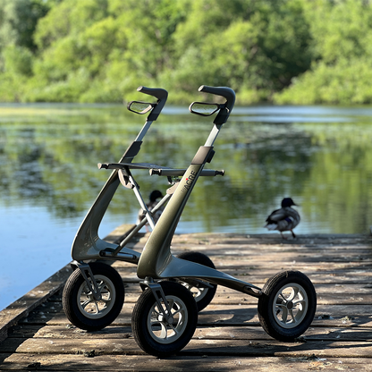 Carbon Overland Gelände-Rollator von byACRE bei einem Spaziergang am See