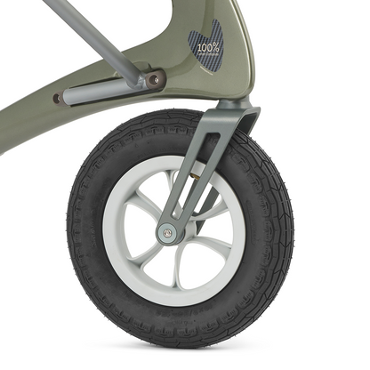 Detailaufnahme des großen Luftreifens am Carbon Overland Gelände-Rollator
