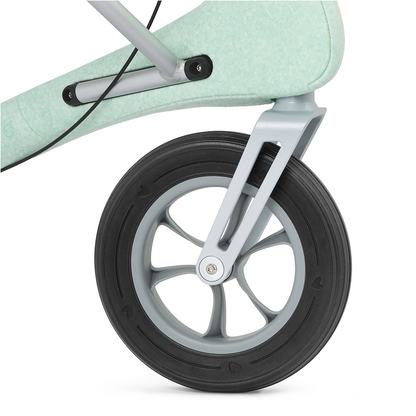 Detailaufnahme des großen Rades am Nordic Pioneer Rollator von byACRE