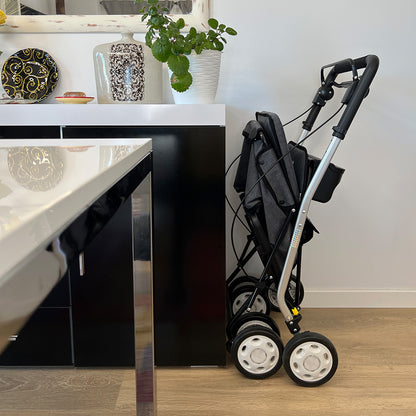 Einkaufsrollator comfort move steht im zusammengeklappten Modus in einer Küche um zu demonstrieren wie wenig Platz dieser verbraucht.