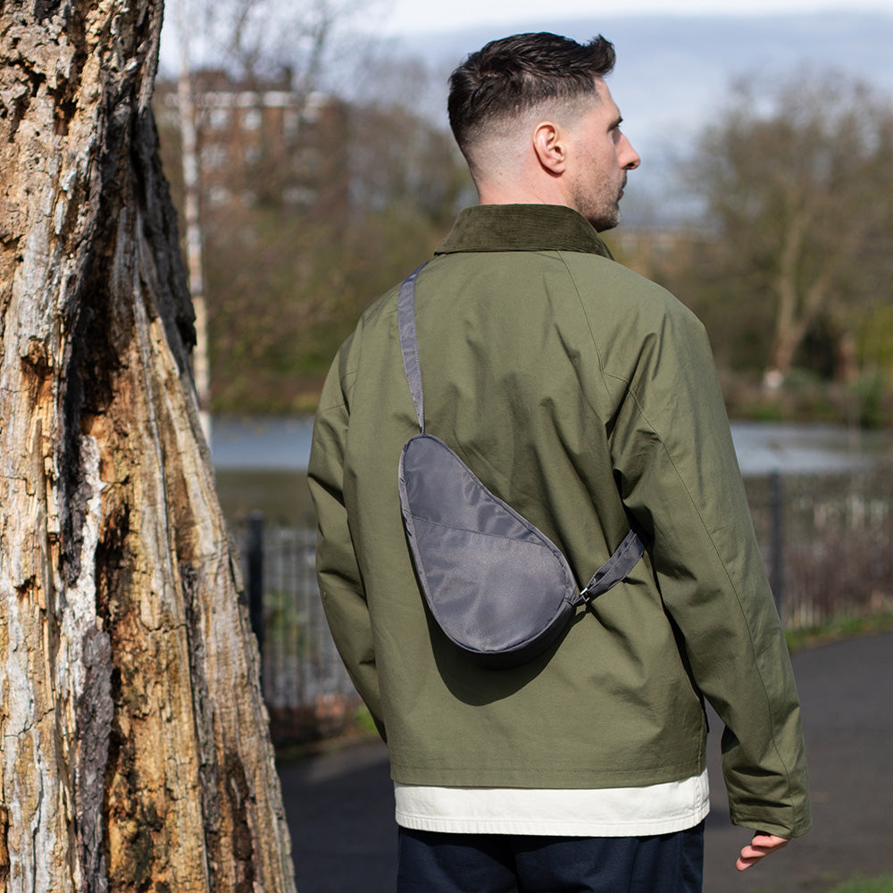 Healthy Back Bag Recycled Nylon Sling Lifestyebild cross body auf dem Rücken getragen 