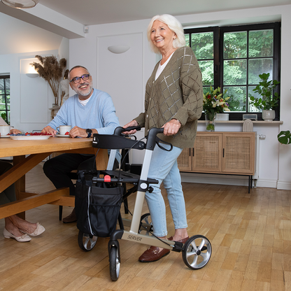 Person nutzt den Rehasense Rollmobil Server im Alltag beim Sitzen am Tisch