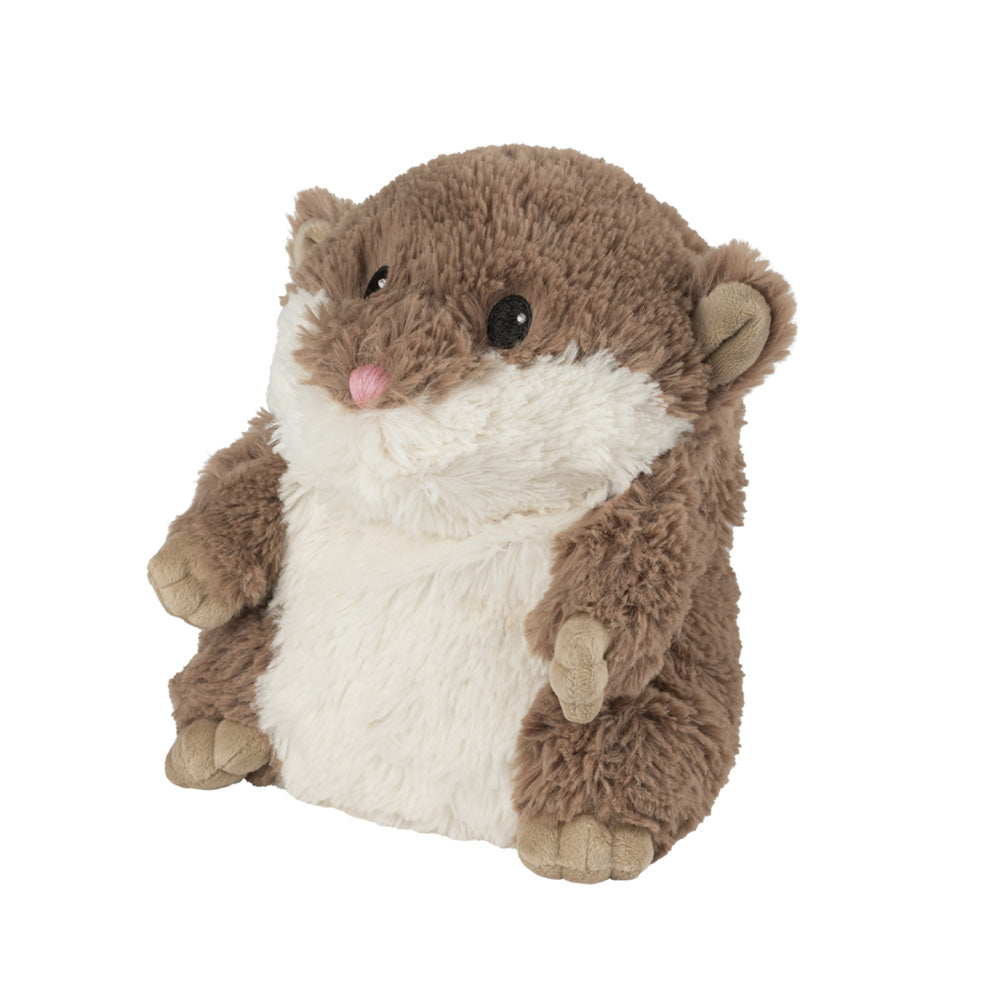 Kuschelig weiches Wärmekuscheltier Hamster mit flauschigem braunem Fell, weißem Bauch und süßen schwarzen Knopfaugen. Es sitzt aufrecht. 