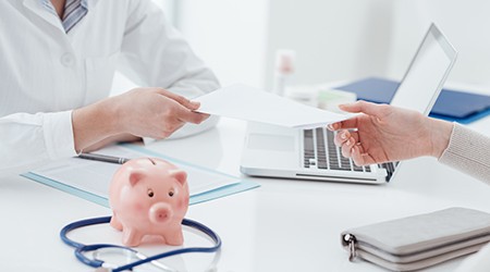 Arzt gibt Patient einen Verordnungsschein
