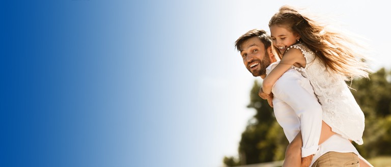 Vater mit Kind auf dem Rücken