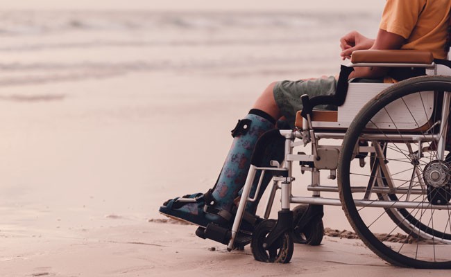 Meer, Kind im Rollstuhl, Sand