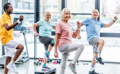 Ältere Menschen beim gemeinsamen Sport im Sportsaal.