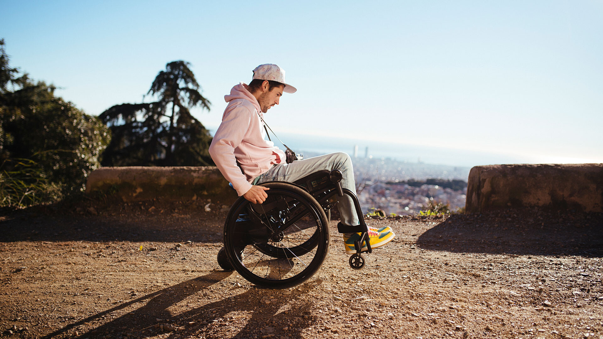 Junger Mann im Rollstuhl in der Natur, bständig Mobilitätstage 2025