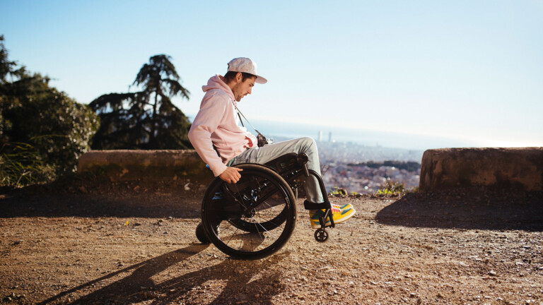 Junger Mann im Rollstuhl in der Natur, bständig Mobilitätstage 2025