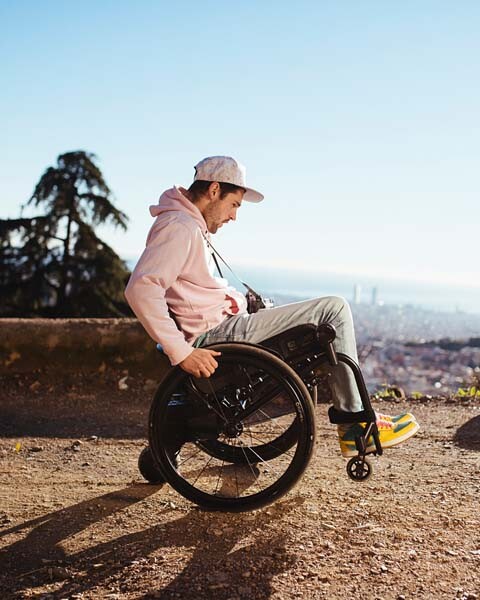 Junger Mann im Rollstuhl in der Natur, bständig Mobilitätstage 2025