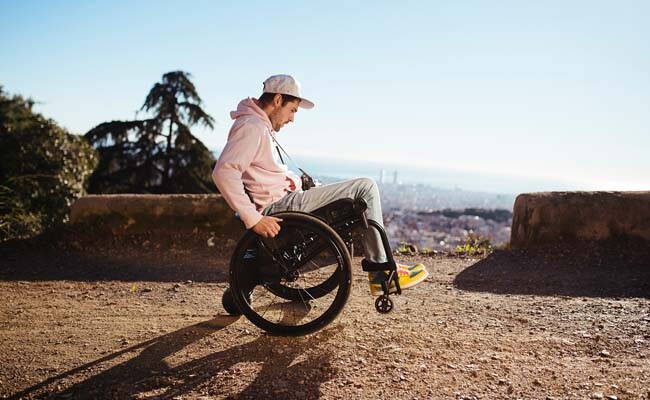 Junger Mann im Rollstuhl in der Natur, bständig Mobilitätstage 2025