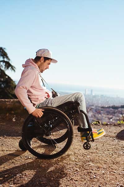 Junger Mann im Rollstuhl in der Natur, bständig Mobilitätstage 2025