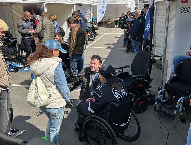 bständig Mobilitätstage Event ALF Rehatechniker berät Mann im Rollstuhl