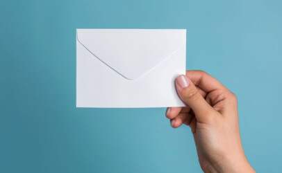 Hand hält einen weißen Briefumschlag – Symbol für E-Mail-Kontakt mit bständig
