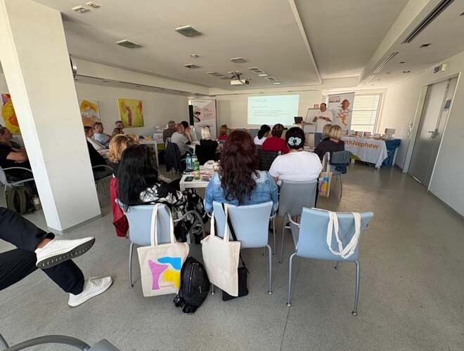 Teilnehmer:innen der T.I.M.E Veranstaltung für medizinisches Fachpersonal im Schulungsraum von Smith & Nephew und Paul Bständig.