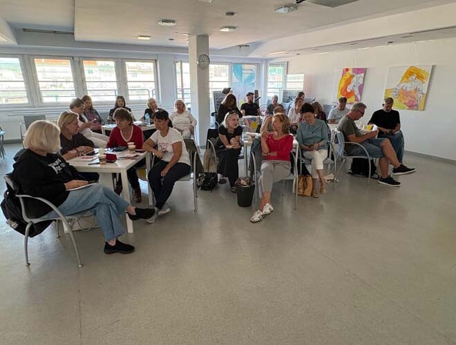 Teilnehmer:innen der T.I.M.E Veranstaltung für medizinisches Fachpersonal im Schulungsraum von Smith & Nephew und Paul Bständig.