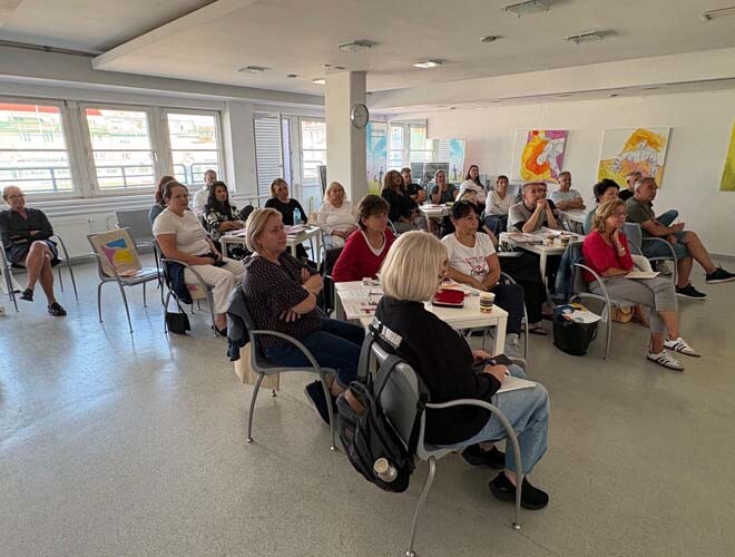 Teilnehmer:innen der T.I.M.E Veranstaltung für medizinisches Fachpersonal im Schulungsraum von Smith & Nephew und Paul Bständig.