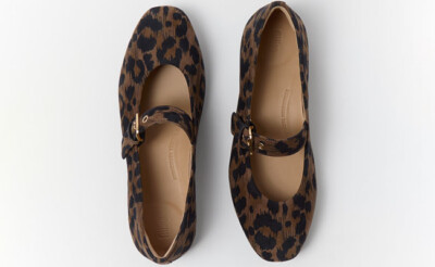 Elegante FitFlop Ballerinas im Leopard-Schokolade-Mix – stilvoll, bequem und ideal für Herbst-Looks.