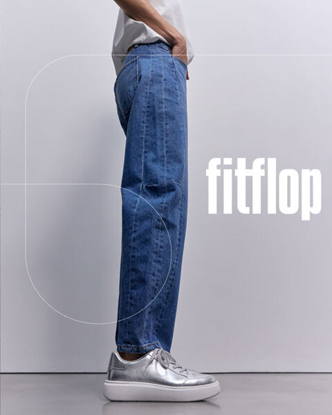 Model in Jeans mit FitFlop Schuhen aus der Herbst-Winter-Kollektion, seitlich Schuh-Detail und FitFlop Logo.