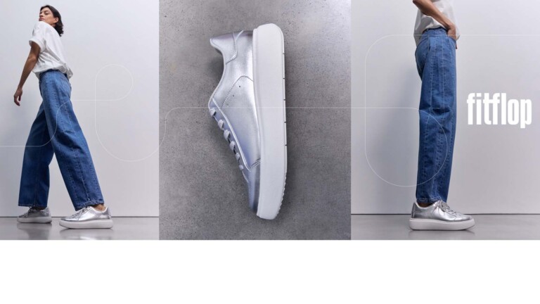 Model in Jeans mit FitFlop Schuhen aus der Herbst-Winter-Kollektion, seitlich Schuh-Detail und FitFlop Logo.