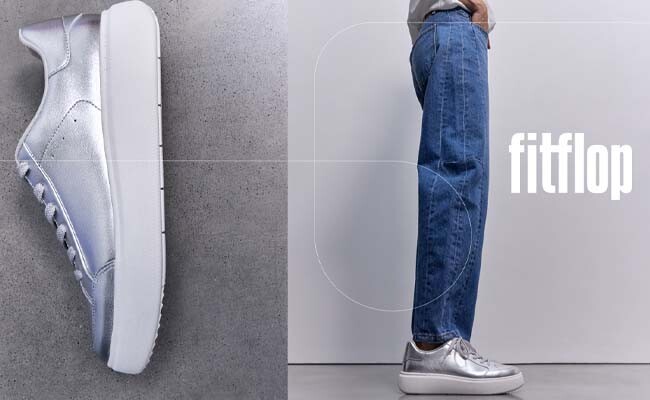 Model in Jeans mit FitFlop Schuhen aus der Herbst-Winter-Kollektion, seitlich Schuh-Detail und FitFlop Logo.