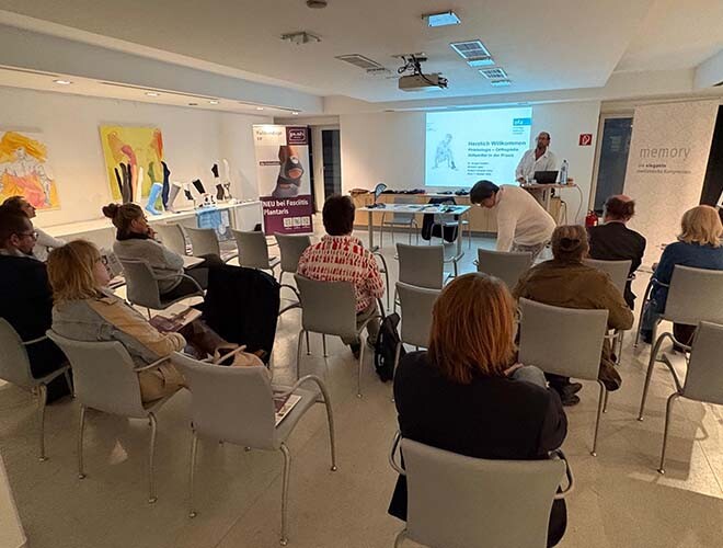 Teilnehmer:innen einer medizinischen Fachveranstaltung von bständig und Ofa zum Thema „Phlebologie und orthopädische Hilfsmittel in der Praxis“.