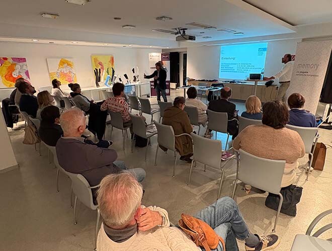 Teilnehmer:innen einer medizinischen Fachveranstaltung von bständig und Ofa zum Thema „Phlebologie und orthopädische Hilfsmittel in der Praxis“.