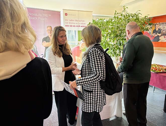 Teilnehmende des Stoma-Infotags im Veranstaltungssaal bei der Begrüßung gemeinsam mit Partnerfirmen und Ausstellenden.
