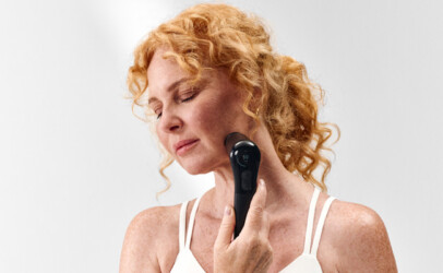 Frau nutzt Novafon Gerät zur Gesichtsanwendung.