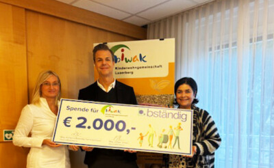 Übergabe des Spendenschecks an die Kinderwohngemeinschaft Laaerberg