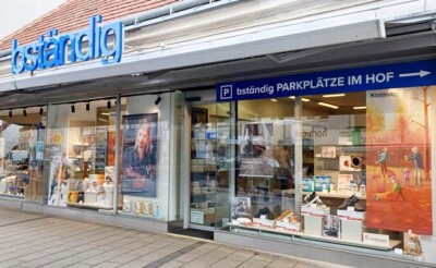 Außenansicht der bstaendig-Filiale in Schwechat mit Schaufenster-Warenpräsentation.