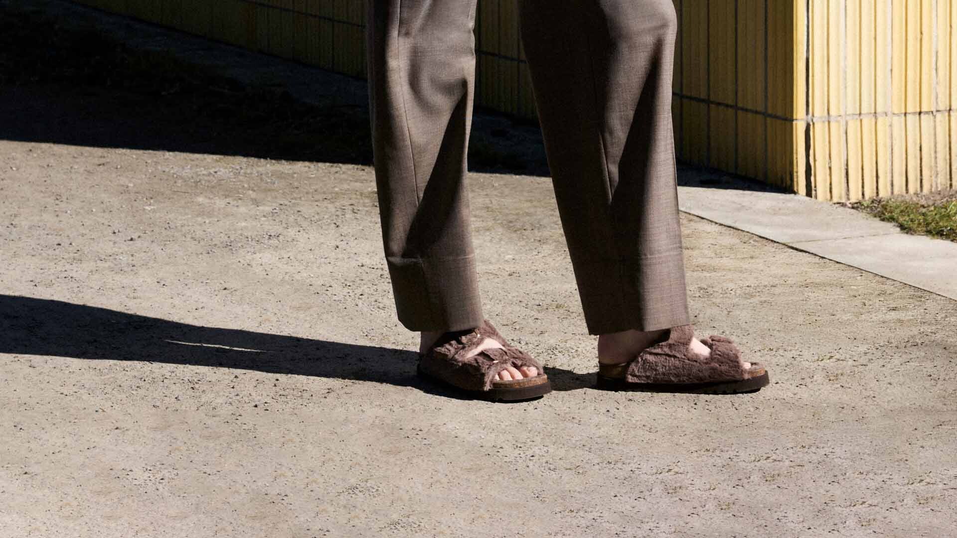 Scholl Schuhe Belle, getragen zu dunkler Hose.