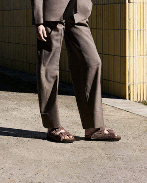 Scholl Schuhe Belle, getragen zu dunkler Hose.