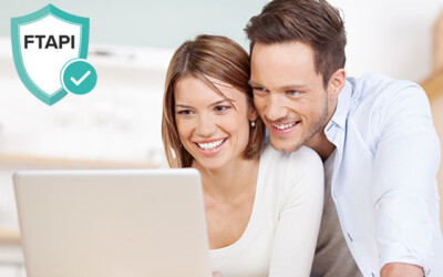 Lachendes Paar überträgt per FTAPI sicher einen Verordnungsschein auf bständig.at.