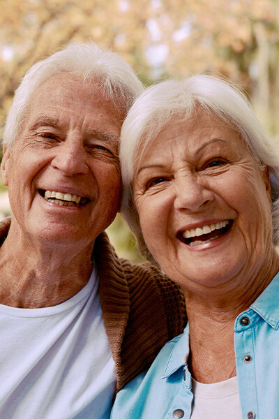 Altes Paar glückliches Paar macht ein Selfie in der Natur, verschwommener Hintergrund.