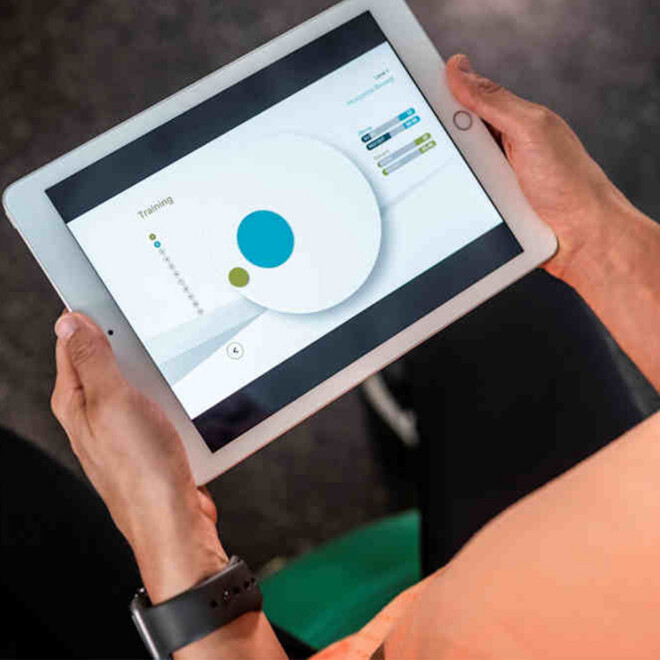 Tablet mit Abbildung, das digitales e-Balance Training symbolisiert