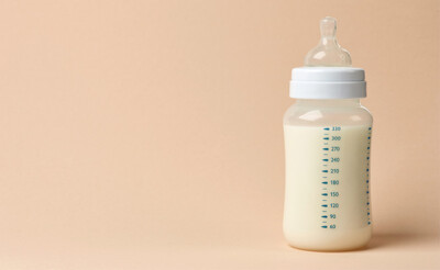 Babyfläschchen gefüllt mit Milch.