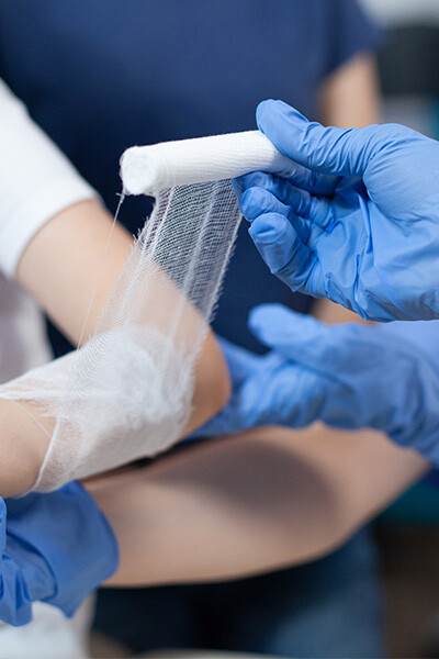 Arzt versorgt Wunde.