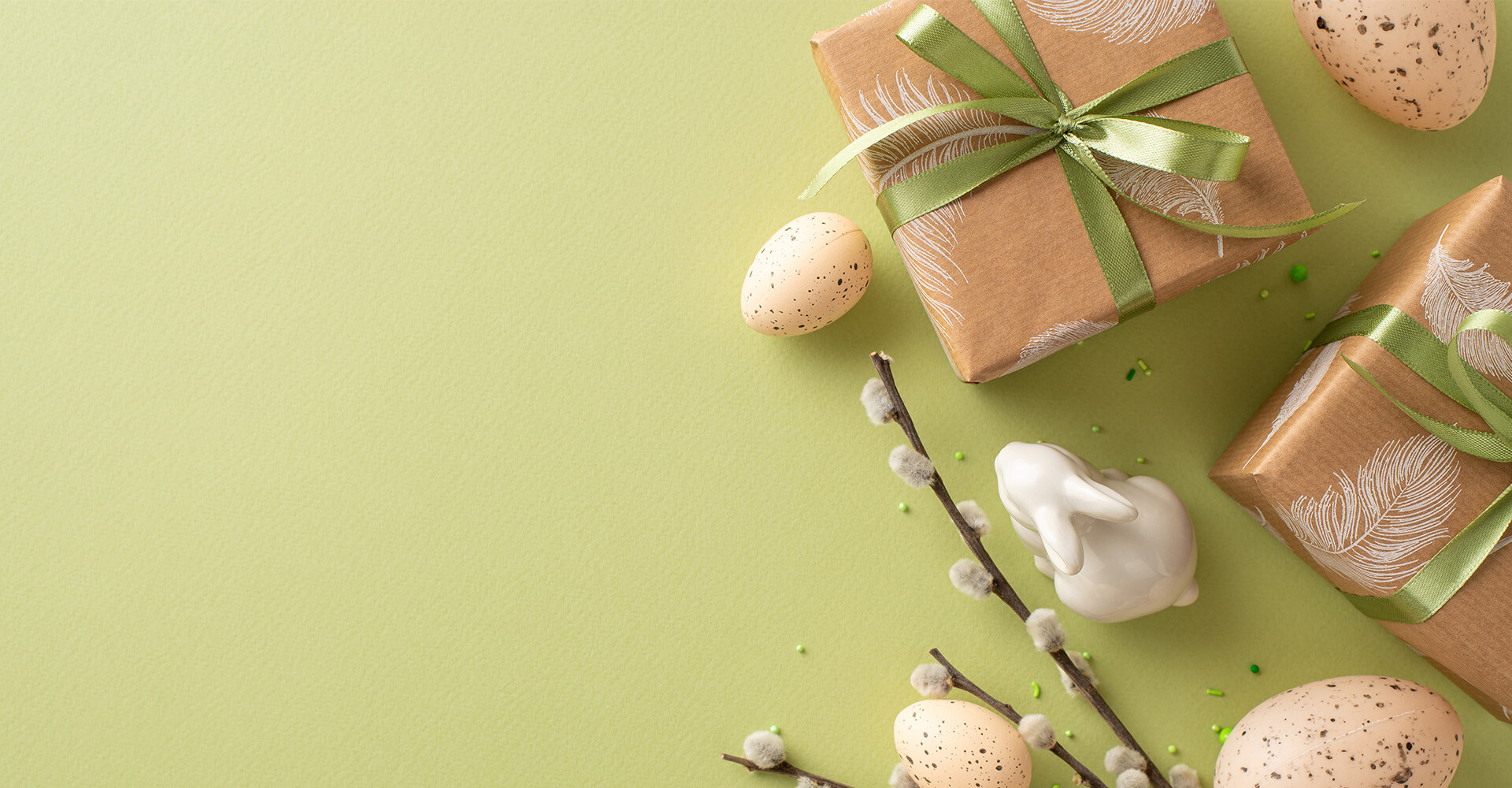 Oster Collage mit Grünem Hintergrund, auf der rechten Seite sind Eier, Hasen und Geschenke und Weiden Äste mit Knospen.