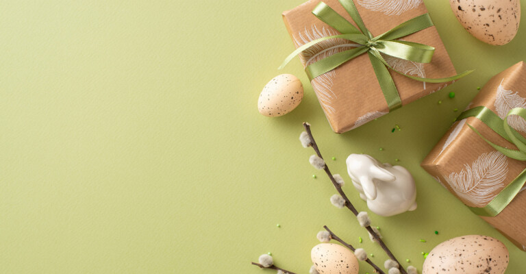 Oster Collage mit Grünem Hintergrund, auf der rechten Seite sind Eier, Hasen und Geschenke und Weiden Äste mit Knospen.