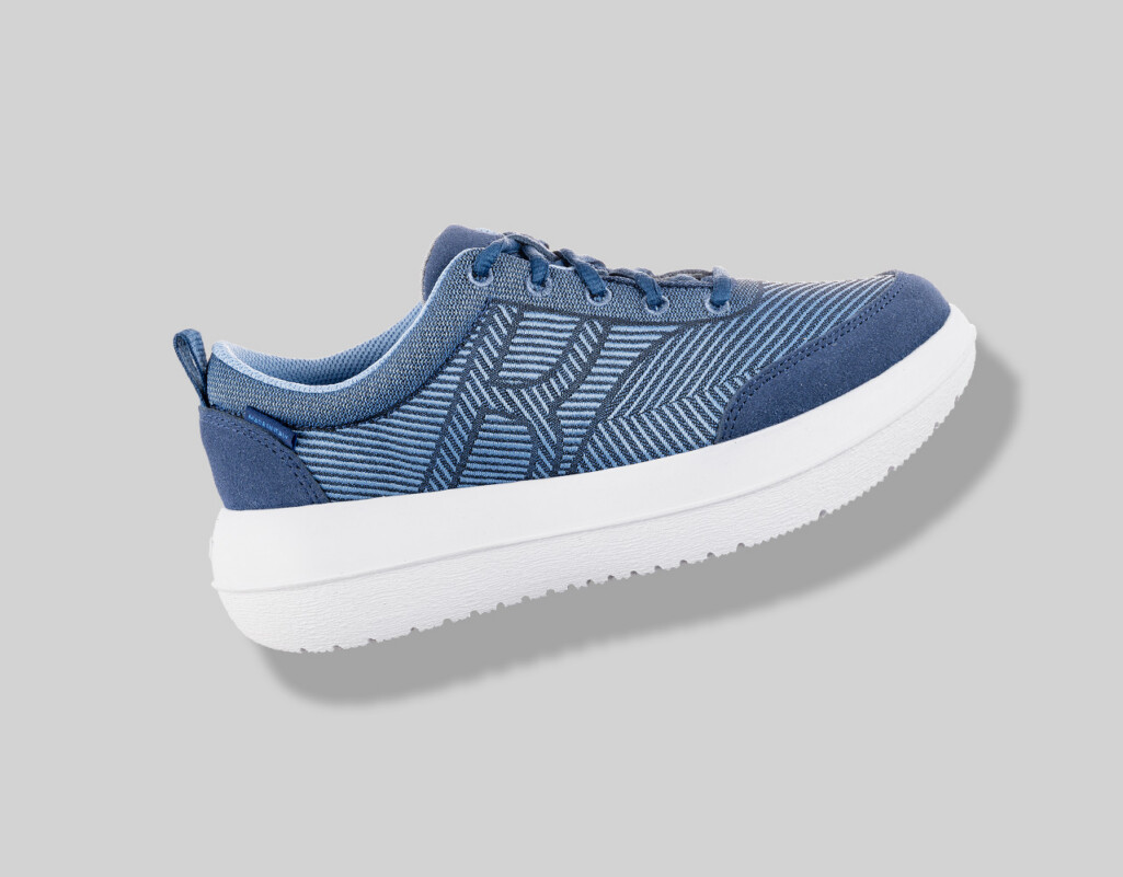 Kybun Schuh auf grauem Hintergrund.