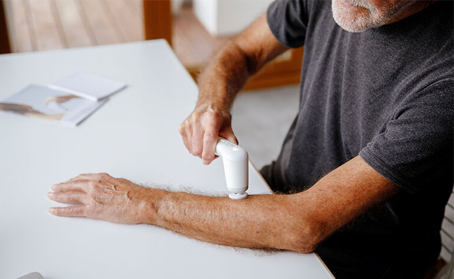 Das Bild zeigt einen älteren Herren, der das Novafon verwendet.